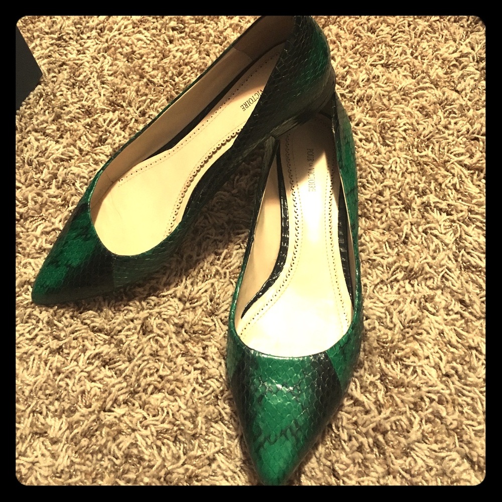 Pour la Victoire genuine snakeskin flats